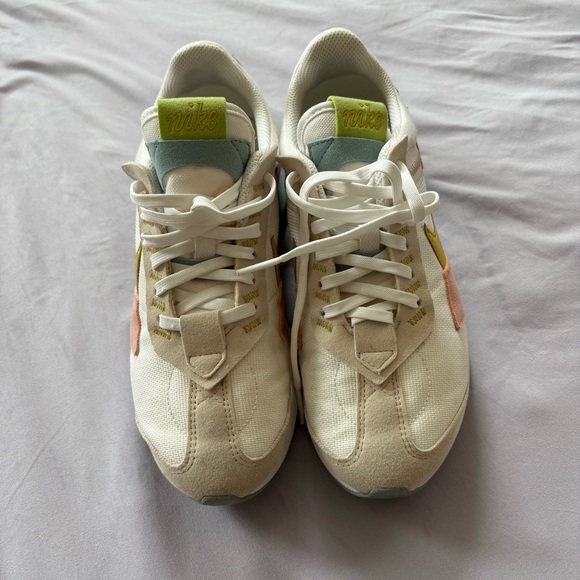 Nike Womens Air Max Pre-Day SE Sun Club - Picture 2 of 6